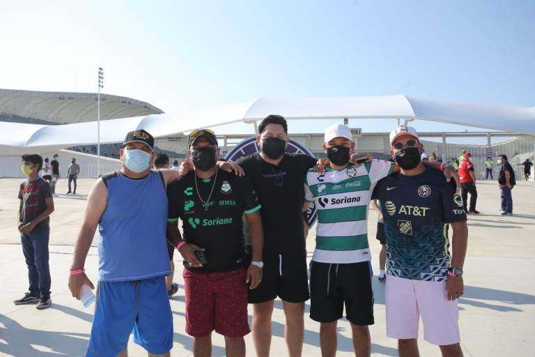 Mazatlecos disfrutan del partido de Mazatlán FC contra Pachuca en el Kraken