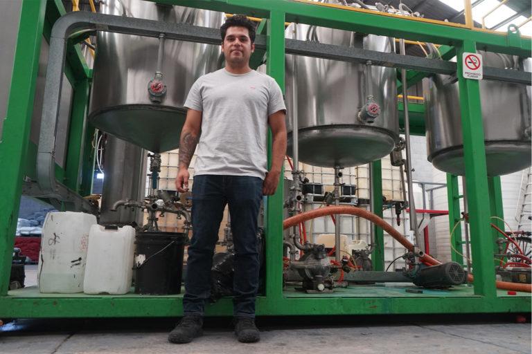 $!Moisés Flores, comerciante de biodiésel e ingeniero, frente a sus cilindros de cavitación magnética, en Puebla, México.