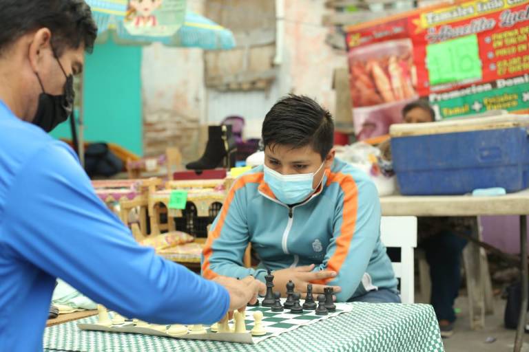 ¿Le sabes al ajedrez? En Mazatlán, Luis te reta a ganarle una partida en el tianguis de la Juárez