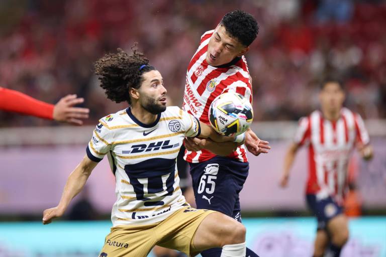 Pumas y Chivas se cansan de fallar y no se hacen daño