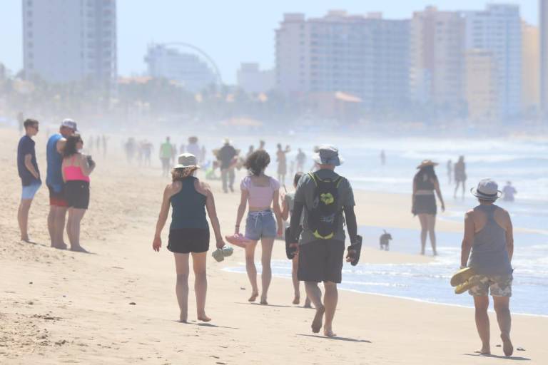 Llegan poco a poco bañistas a las playas de Mazatlán para disfrutar del Sábado de Gloria