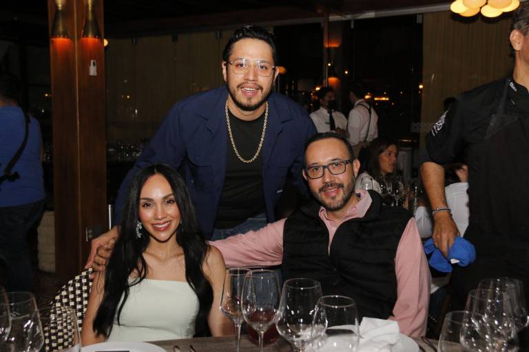 Degustan de una deliciosa cena maridaje en Cayenna