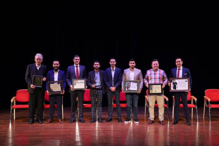 Culiacán llena de reconocimientos a César Ramos