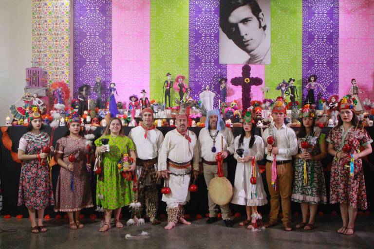 Celebran la muerte con altares, comida, música, danza y arte