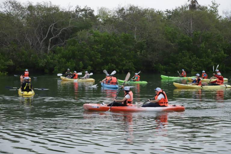 Decenas de kayaks surcan Marina Costa Bonita en una regata solidaria navideña