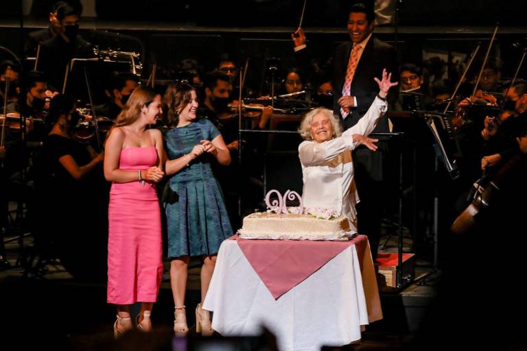 Celebran en Bellas Artes el cumpleaños 90 de Elena Poniatowska