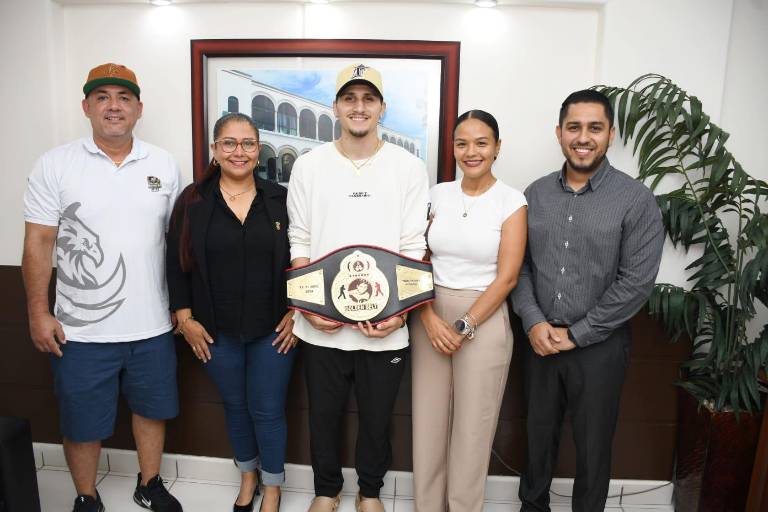 Marco Verde es reconocido en la UAS por sus recientes logros