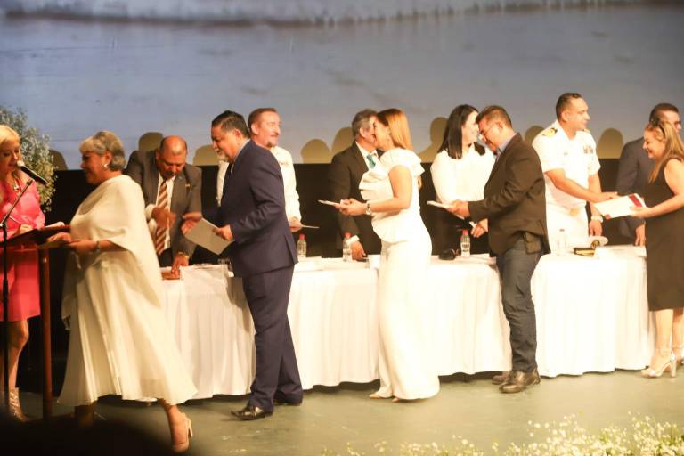 Entregan Medalla Rafael Ramírez 2024 a 66 maestras y maestros de Mazatlán