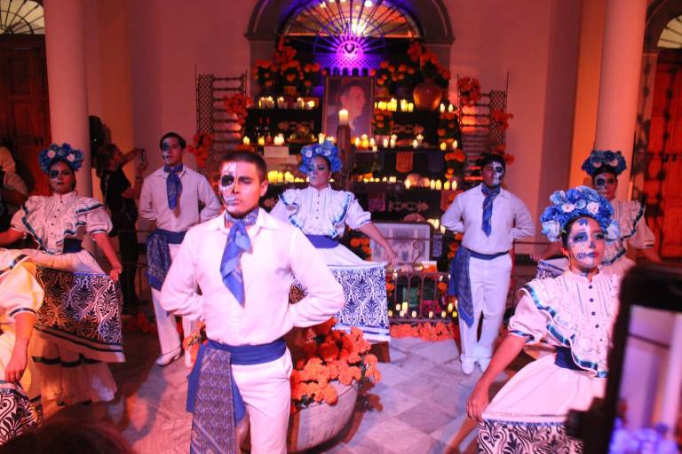 Rinde comunidad artística en Mazatlán homenaje a los muertos