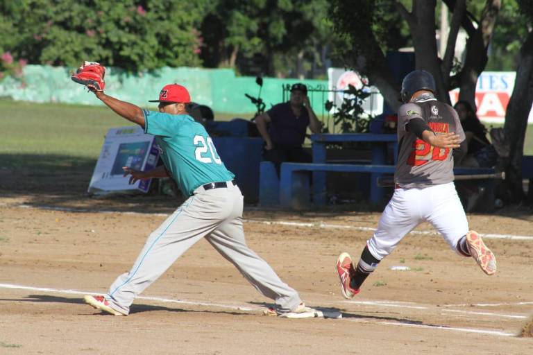 Carnicería Amelia le come el mandado a Triunfo Bazar en la Liga de Beisbol Mercados