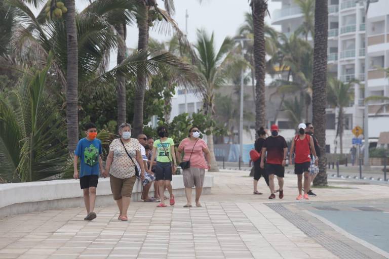 ‘El Químico’ pedirá a AMLO vacunas para los adolescentes de 12 a 17 años de Mazatlán