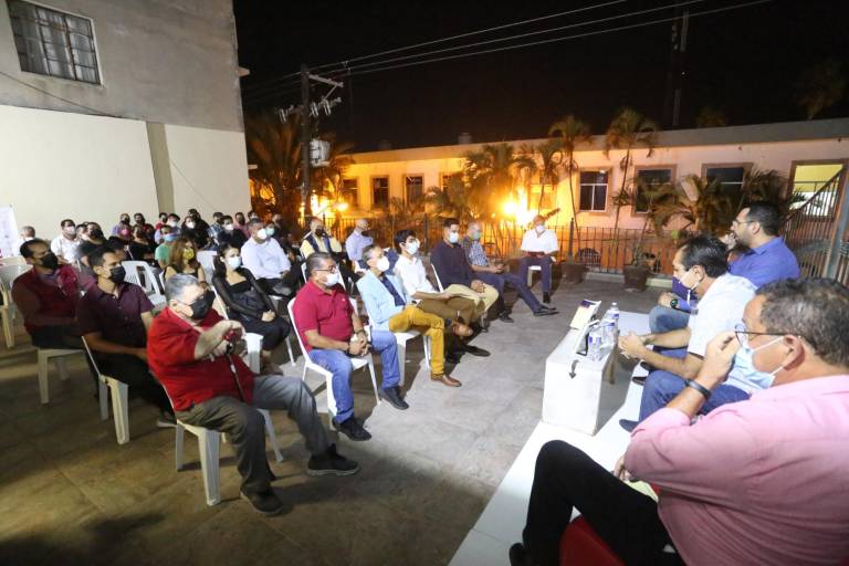 Arturo Santamaría Gómez presenta su libro ‘El futbolista sinaloense, talento, fuerza y garra’