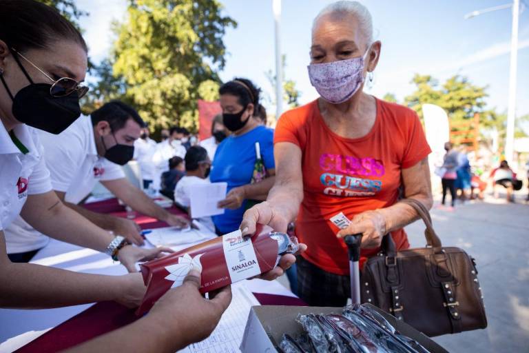 Adultos mayores reciben apoyo