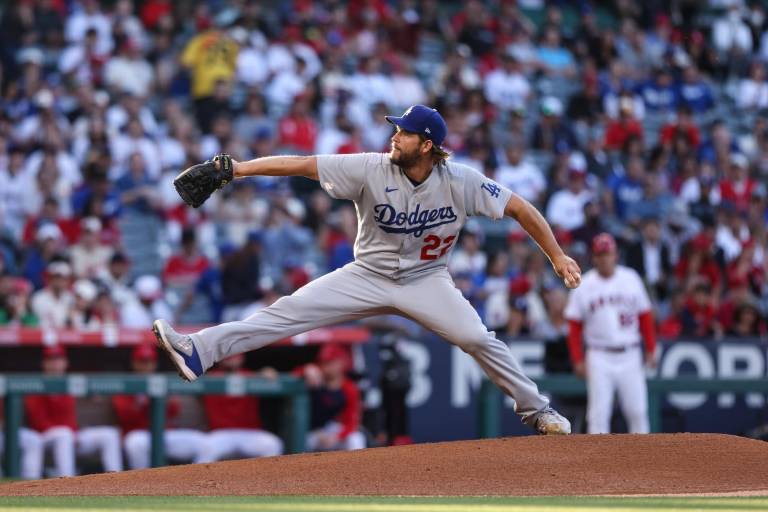 Clayton Kershaw dice que regresará la próxima temporada