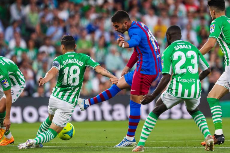 Barcelona vence al Betis de Guardado y asegura puestos de Champions