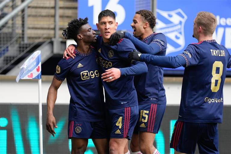 Edson Álvarez anota gran gol en triunfo del Ajax