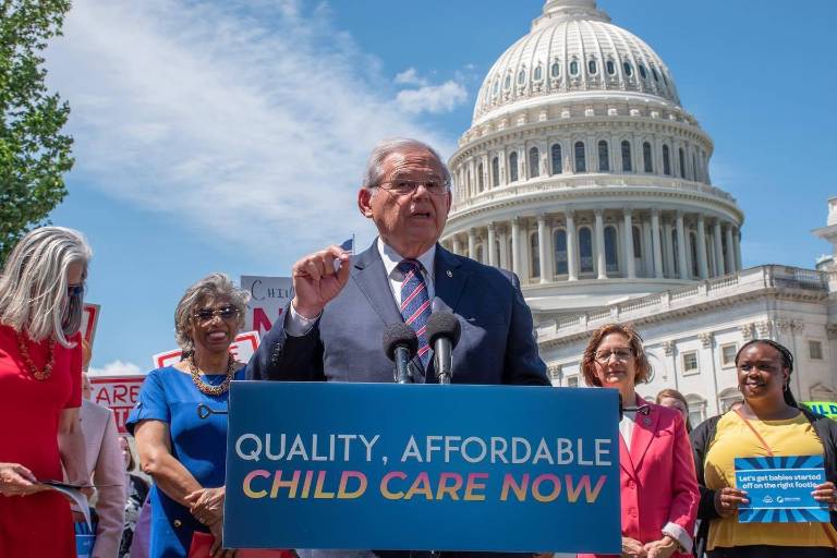 Senador de EU acusa que AMLO intentó chantajear a Biden por Cumbre