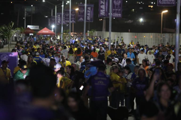 Aficionados morados y azulcremas regresan la vida a El Encanto con una gran entrada