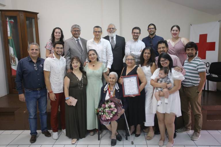 Recibe Cristina Rosano González la Constancia de Perseverancia por 60 años de servicio altruista