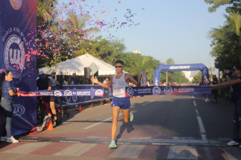 ¡Tricampeón! Diego Bárcenas rompe su propio récord en Carrera Urbanianos Premier