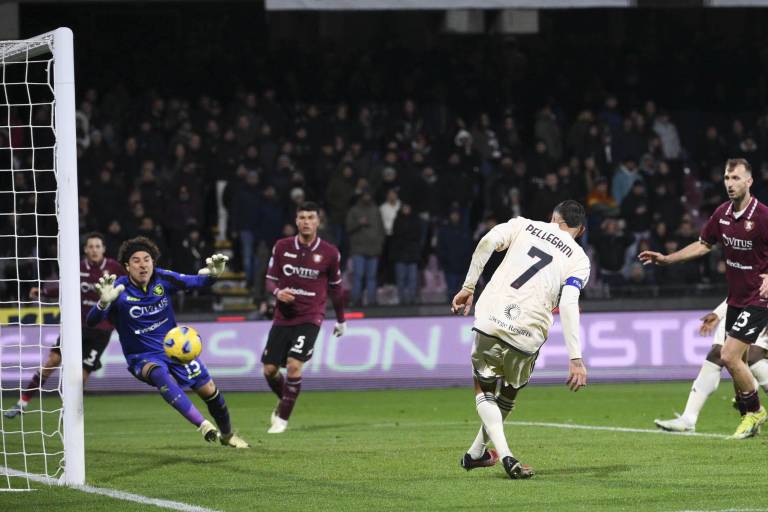 Salernitana y Guillermo Ochoa se hunden en la Serie A al caer ahora ante la Roma