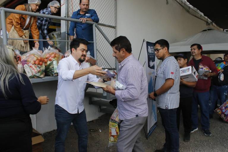 Reciben músicos, meseros y eventistas de Culiacán despensas y juguetes