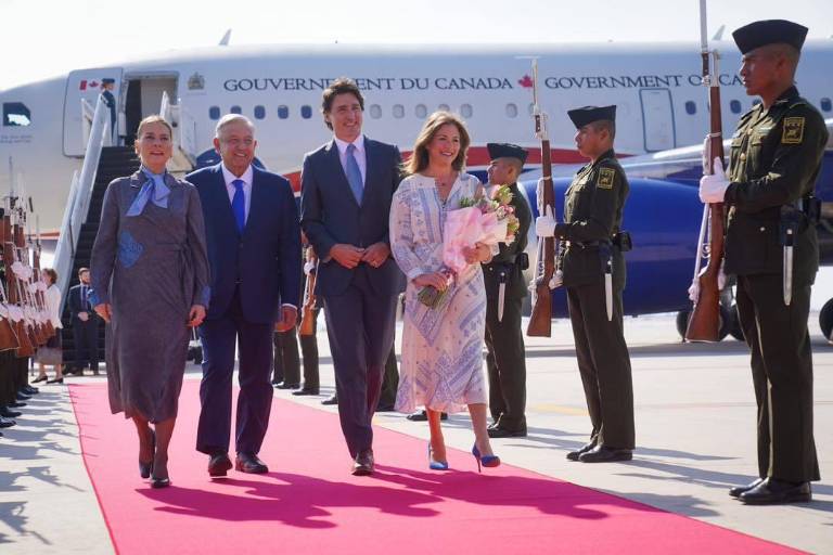 Llega Justin Trudeau al AIFA y lo recibe López Obrador