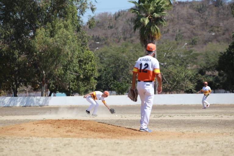 Dominio fraterno en Liga de Beisbol de 60 años, en Club Chololos