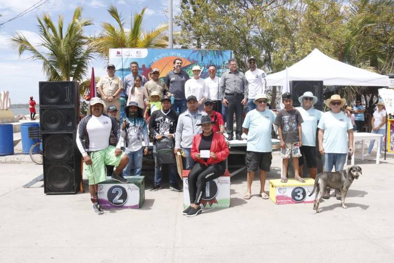 Premian a los ganadores del Torneo de Pesca Familiar, en Teacapán