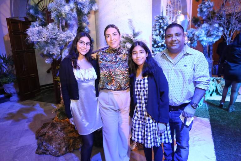 Disfrutan mazatlecos la Gala Navideña