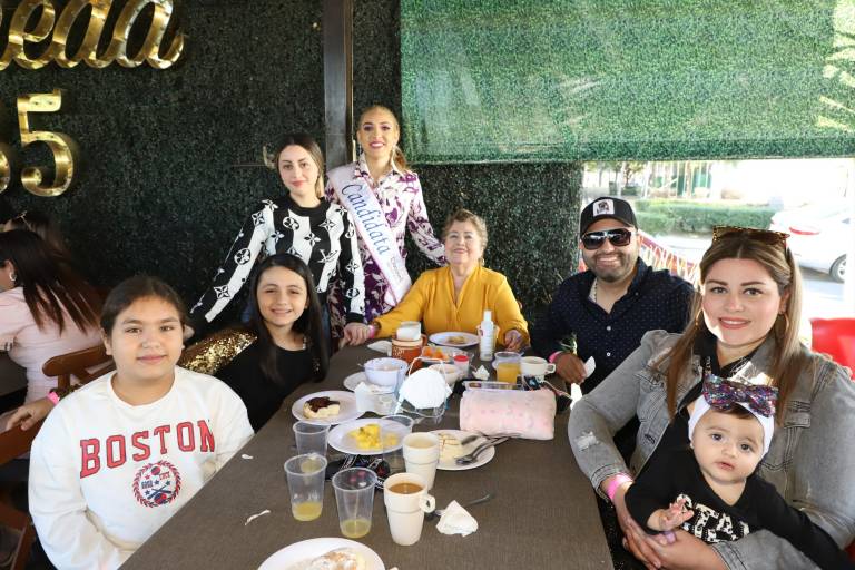 Alina Zataráin preside desayuno por su candidatura a Reina del Carnaval de Mazatlán