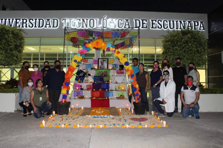 Honra Universidad Tecnológica de Escuinapa a los difuntos con un altar