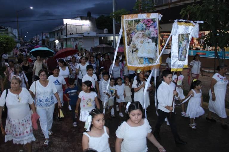 Pese a lluvia, niños ofrendan su alegría y peregrinar a la Virgen de Rosario