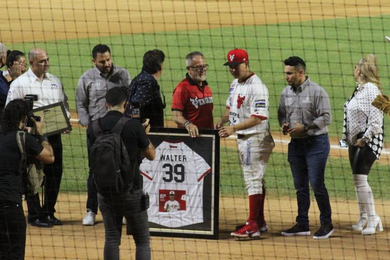 Venados de Mazatlán retira el número 39 de Walter Silva