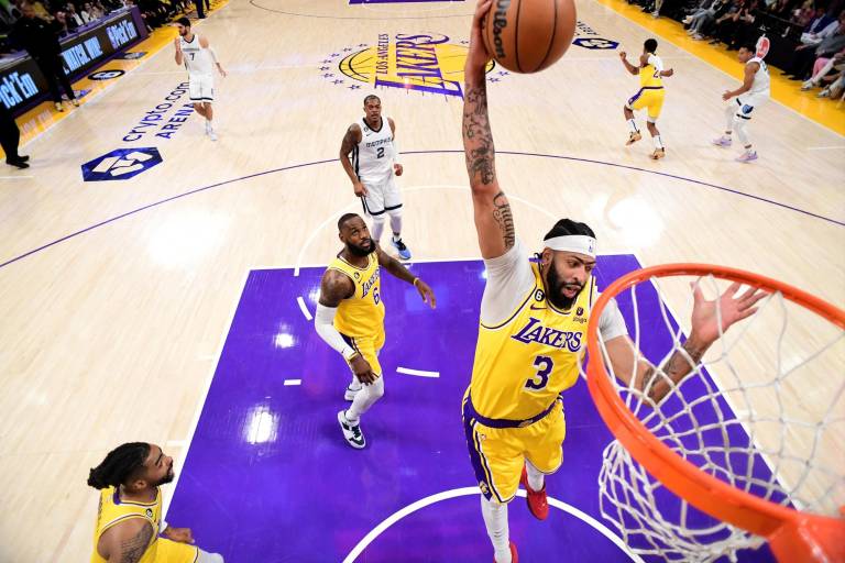 Lakers domina en casa y avanza de ronda