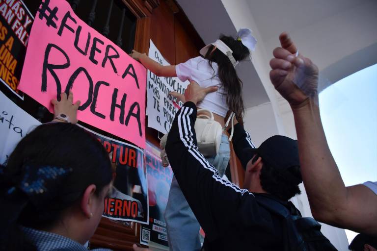 Ciudadanos inundan primer cuadro de Culiacán con carteles de rechazo a Rocha Moya y exigencias de justicia