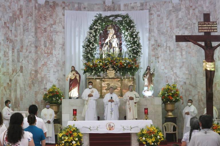 Feligreses celebran a la Virgen del Carmen