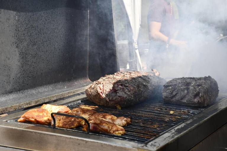 Disfrutan de una parrillada con causa en el Villa Unión, con chefs invitados