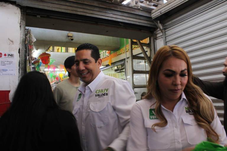 Jesús Valdés y Nubia Ramos visitan el Mercado Garmendia de Culiacán