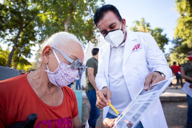 Adultos mayores reciben apoyo