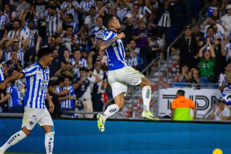 Rayados golea a Pumas y es líder de la competencia