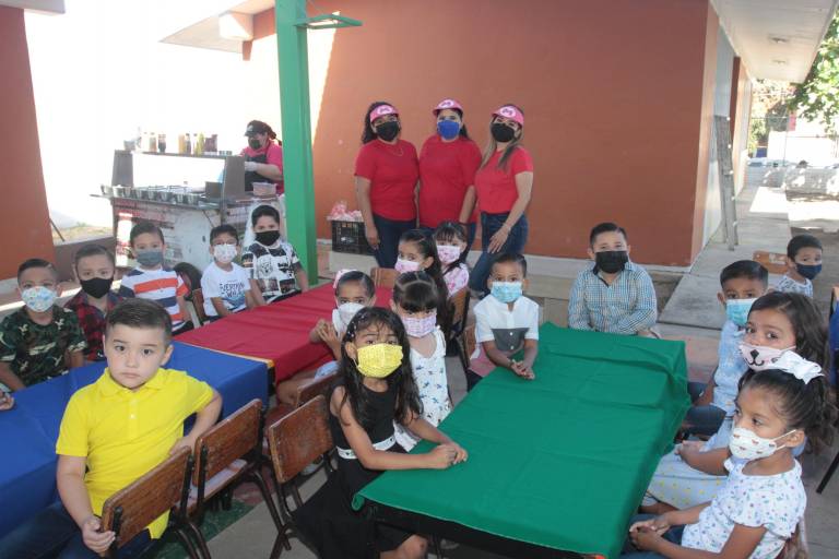 Festejan niños del Kínder México su día