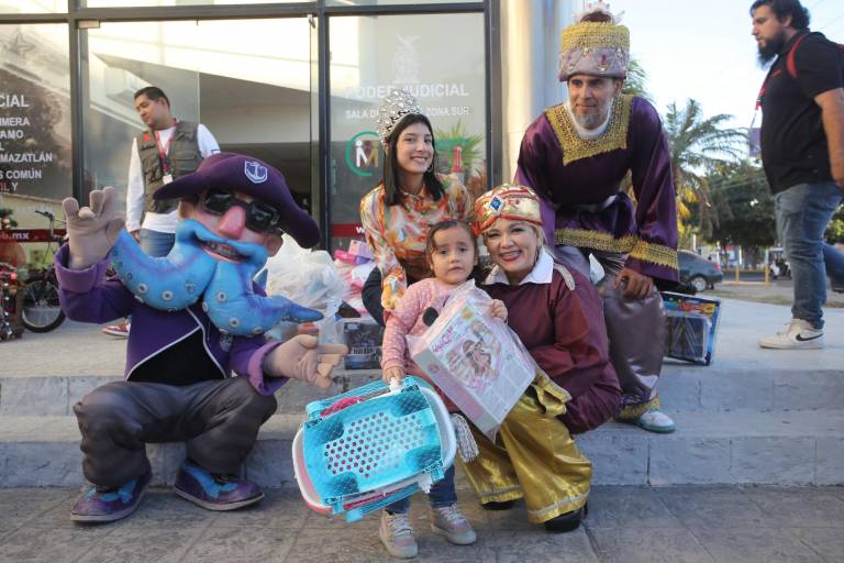 Se suma la Reina de Turismo de Canaco a apoyar a los Reyes Magos de Noroeste