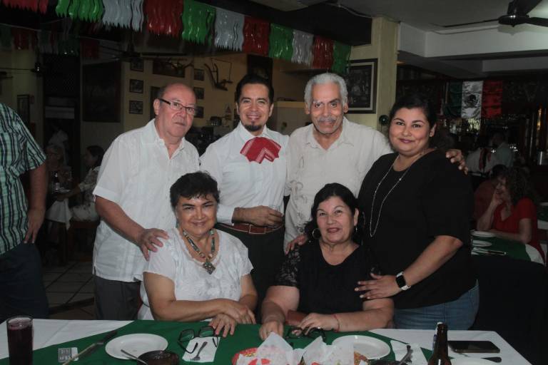 Deleitan Óscar Gómez y Andrea Rice con su voz en Noche Mexicana