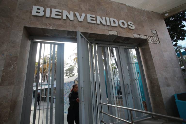 Entre interminables aplausos, despide el público al Acuario Mazatlán