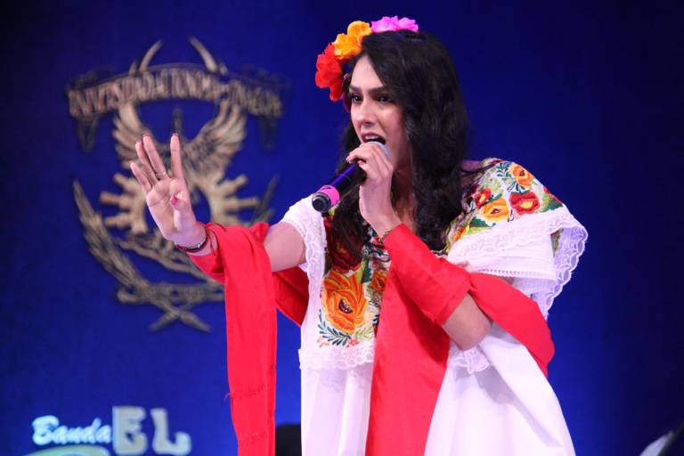 Gana Rosa Michell Rochín Báez concurso de la canción ranchera