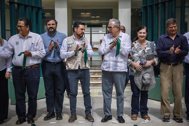 Rubén Rocha Moya y Zoé Robledo inauguran albergue comunitario en Villa Unión