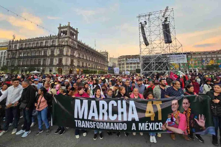 $!El Zócalo se llena desde temprano previo al mensaje de Sheinbaum por los siete años de la 4T