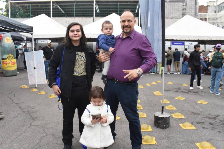 Acuden sinaloenses por su kit de corredor para el Maratón Internacional de Culiacán
