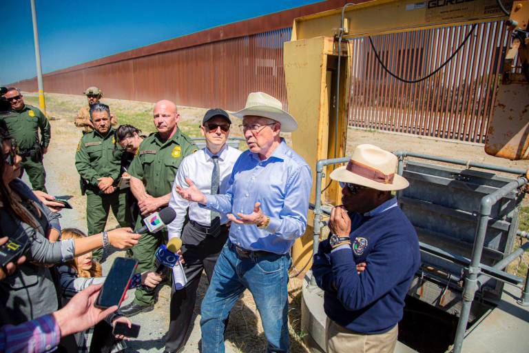 En la frontera México-EU hay más de 200 túneles usados por narcotraficantes, afirma el embajador Ken Salazar